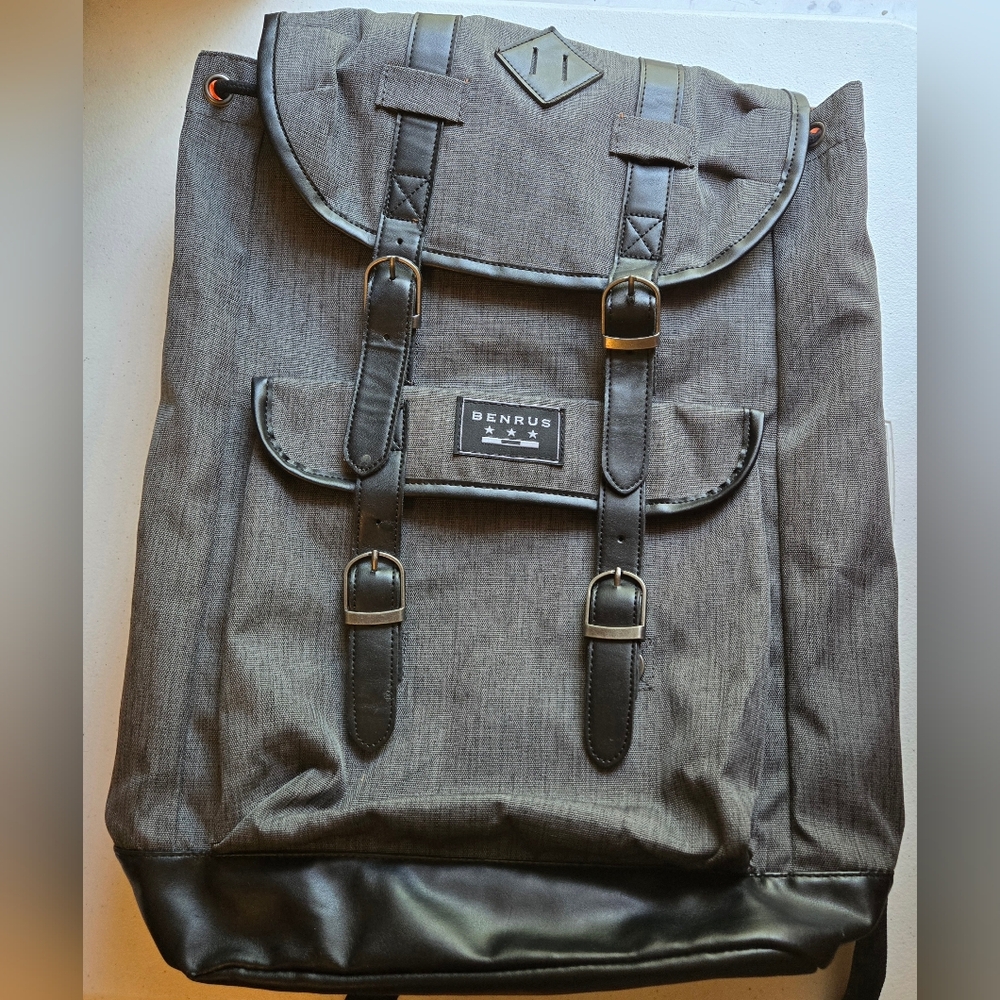 👛 Benrus Backpack Lightweight Utilitarian Wide Padded Straps 16" X 12" X 4"